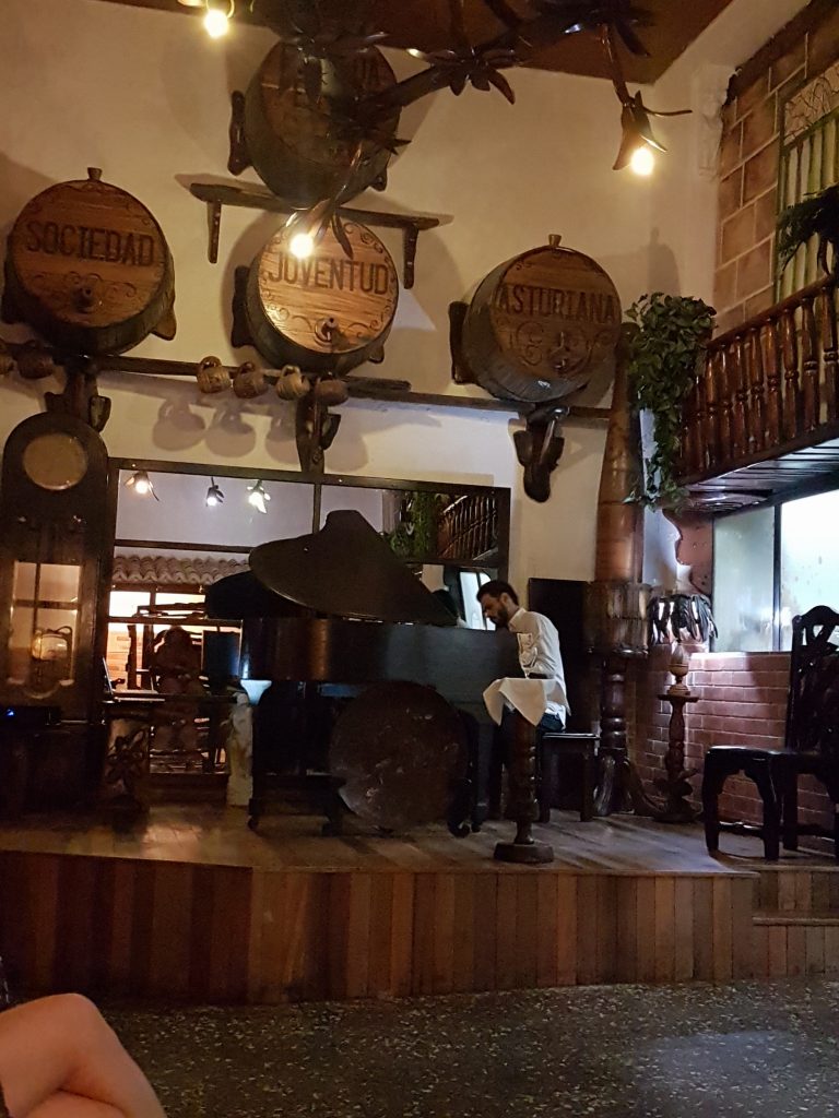 Live piano music inside Los Nardos